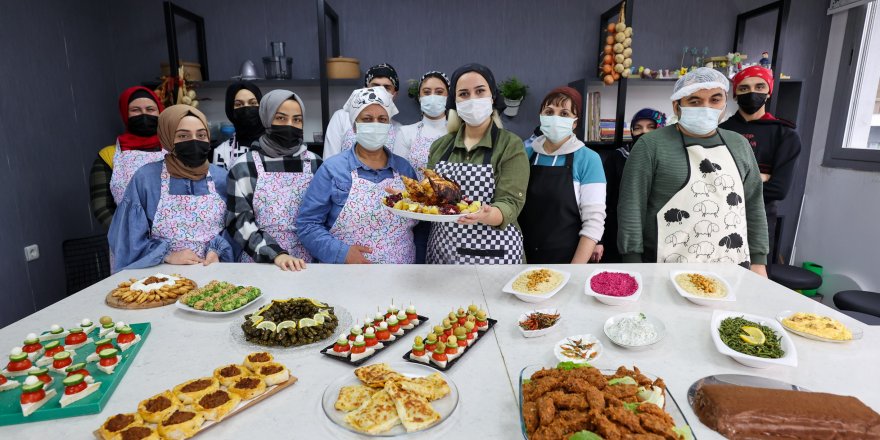 Buca'da kursiyerler Türk ve dünya mutfağından lezzetli tarifler öğreniyor