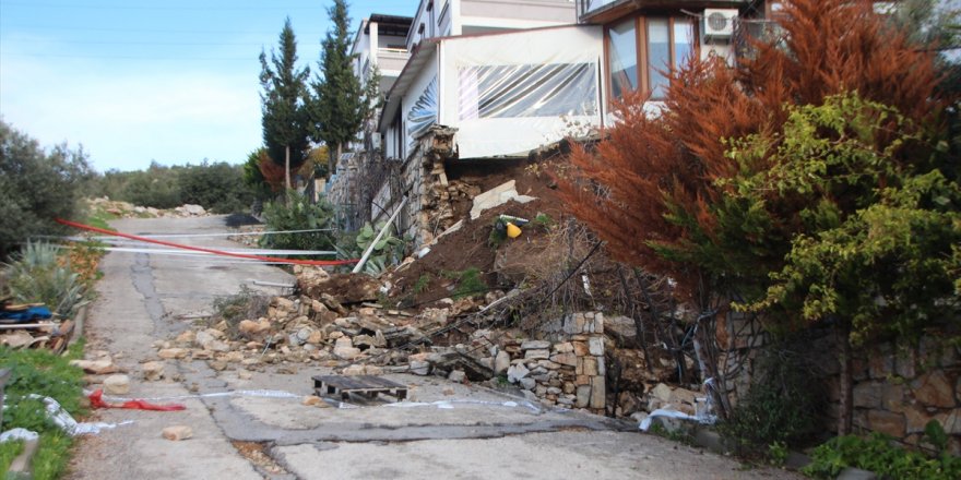 Bodrum'da yağışın ardından bir evin istinat duvarı yıkıldı