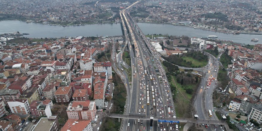 Yılbaşına saatler kala İstanbul trafiğinde yoğunluk