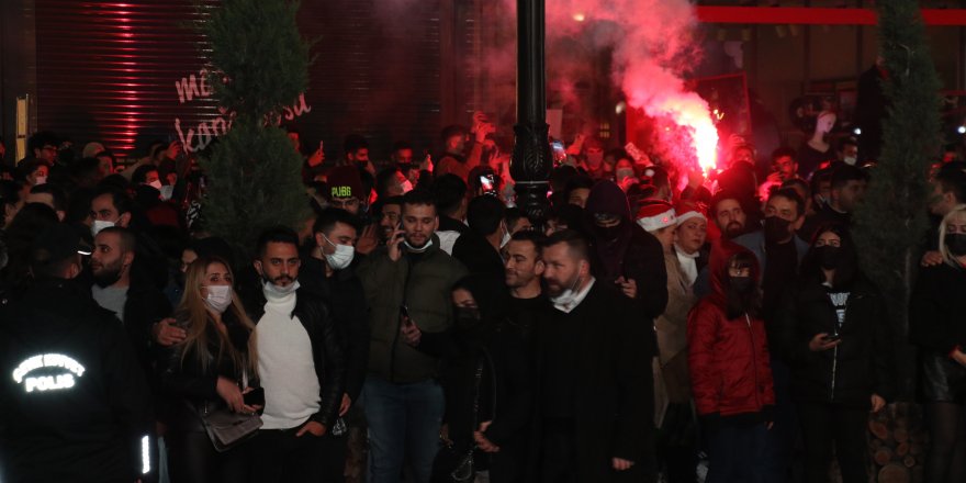 Ankara’da vatandaşlar yılbaşını Kızılay’da kutladı