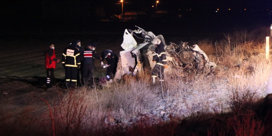 Aksaray’da iki otomobil kafa kafaya çarpıştı: 7 ölü