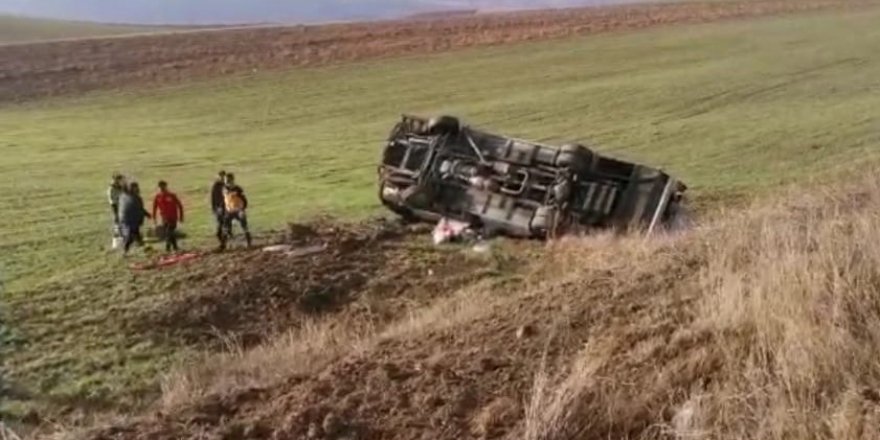 Amasya’da minibüs devrildi: Çok sayıda yaralı var