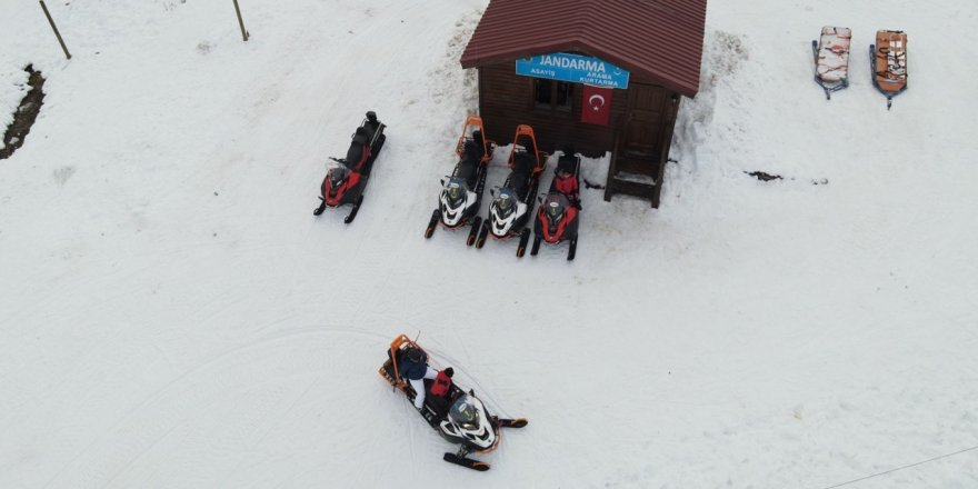 Uludağ’da kayak yaparken düşüp mahsur kalan tatilciyi jandarma kurtardı