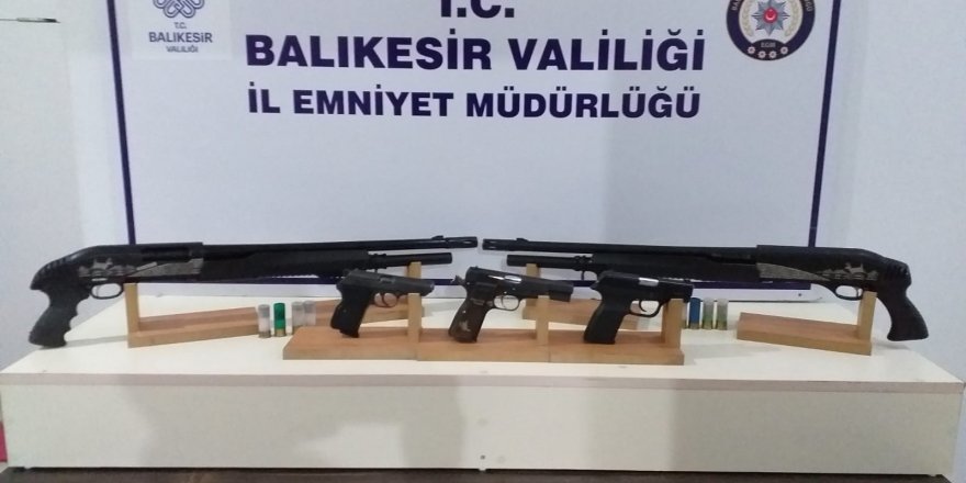 Edremit’te çok sayıda silah ve uyuşturucu madde ele geçirildi