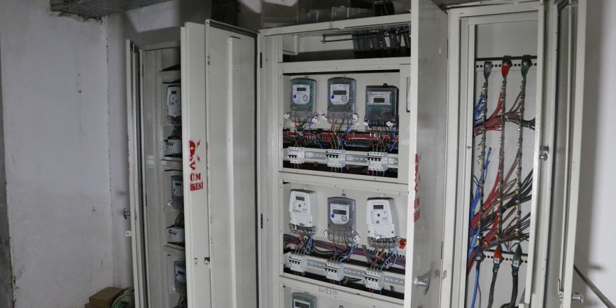 Hırsız apartmanın elektrik panosundaki kabloları çaldı, apartmanın bütün elektriği kesildi