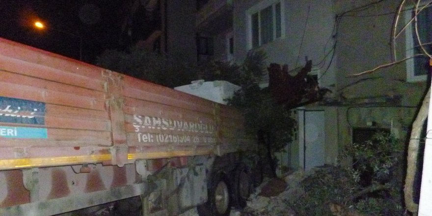 Bilecik’te freni boşalan tır önce 3 araca, sonra apartmana çarparak durabildi