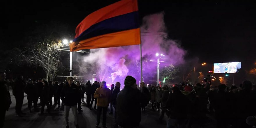 Ermenistan’da muhalifler parlamentonun yakınında bir gece daha geçirdi