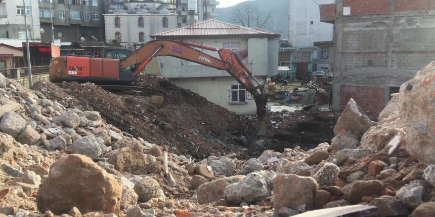 Rize'nin İyidere ilçesinde sel afetinde zarar gören binaların yıkımına başlandı