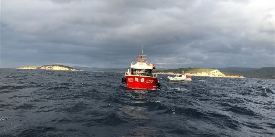 İzmir'de sürüklenen balıkçı teknesindeki 2 kişi kurtarıldı