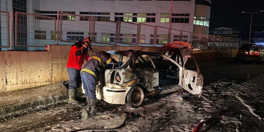 Yangını fark edip otomobilden inen 4 kişilik aile ölümden döndü