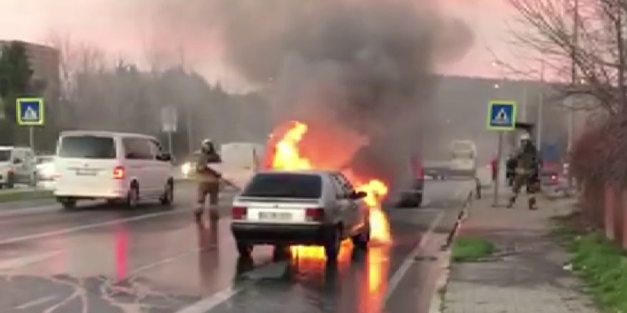 Otomobil alev alev yandı, sürücü son anda kurtuldu