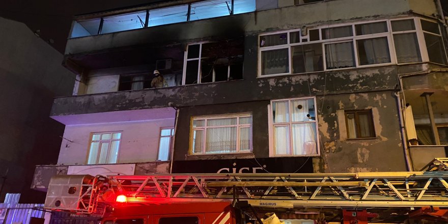 Ataşehir’de yangında komşuları dumandan etkilenirken, sosyal medyada yayın yaptı