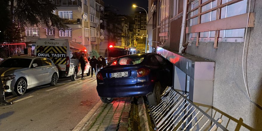 Kadıköy’de otomobil iş yerine girdi