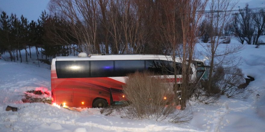 Otobüs ile kamyonet çarpıştı: 2 ölü, 19 yaralı