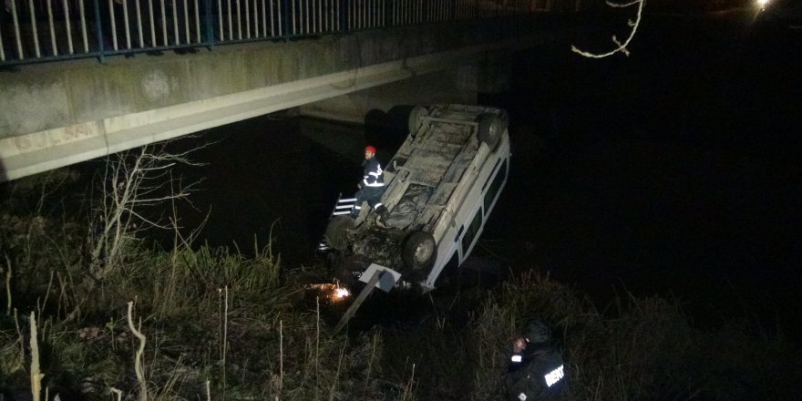 Dereye uçan minibüsteki sürücüyü kurtarmak için seferber oldular