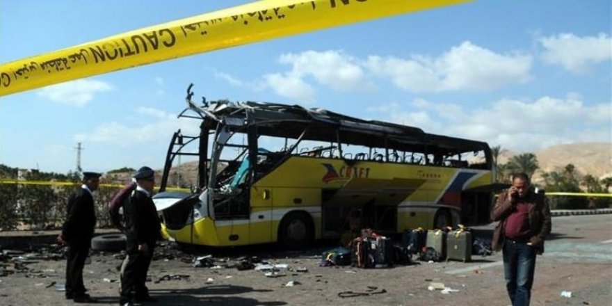 Mısır&#39;da yolcu otobüsü minibüse çarptı: 16 ölü, 18 yaralı