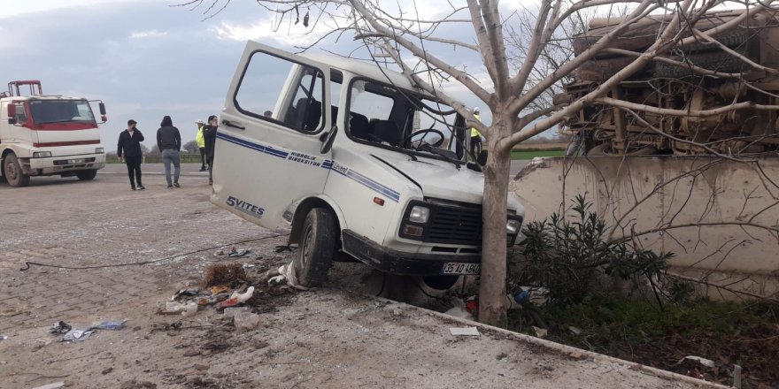 Trafik kazasında kamyonet ikiye bölündü