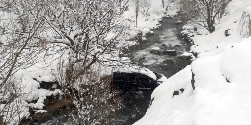 Çatak'ta karlı yolda kayan kamyonet dereye uçtu: 2 yaralı