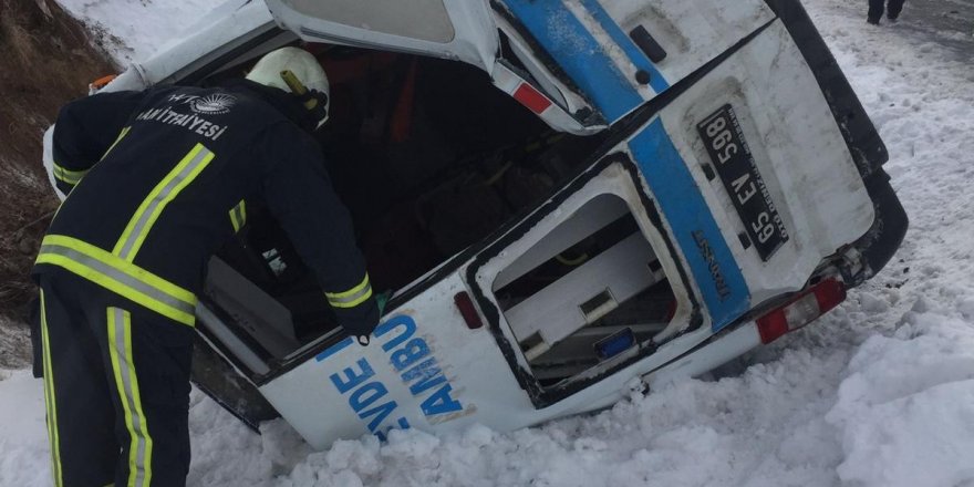 Hasta taşıyan ambulans yan yattı: 5 yaralı