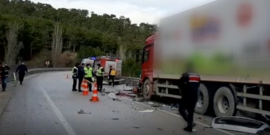 Bolu'da kamyonla çarpışan otomobildeki 4 kişi öldü (Video)