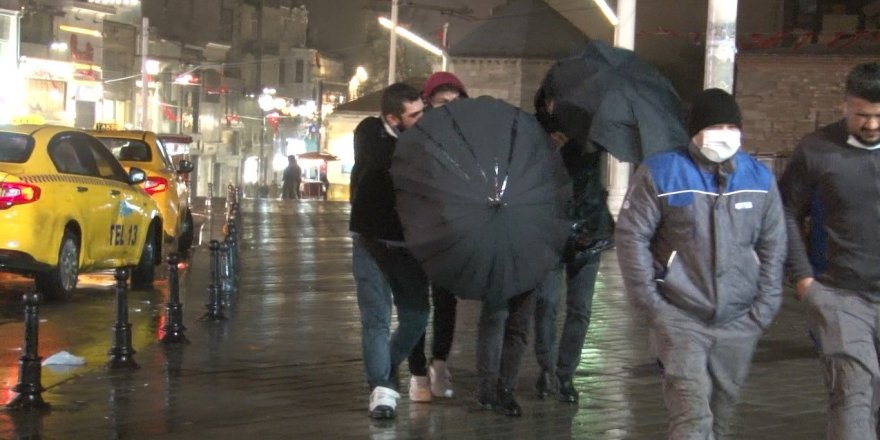 Taksim’de yağmur ve fırtına vatandaşlara zor anlar yaşattı