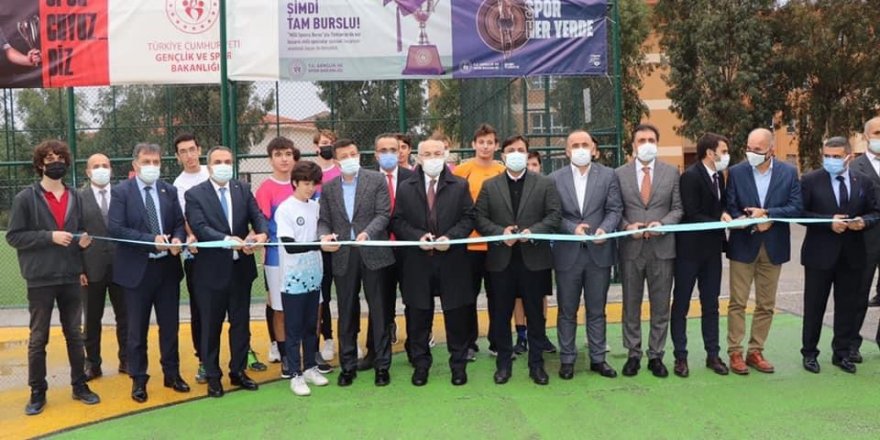 Karabağlar'da yapımı tamamlanan spor tesisleri açıldı