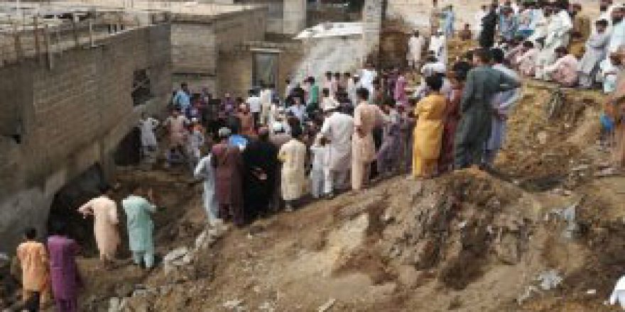 Pakistan’da evin çatısı çöktü: 5 ölü, 2 yaralı
