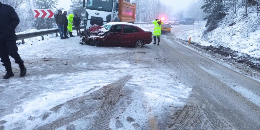 Kastamonu’da kamyon ile otomobil çarpıştı: 2 yaralı