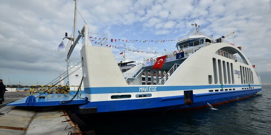 İzmir'de arabalı vapur seferlerine fırtına engeli