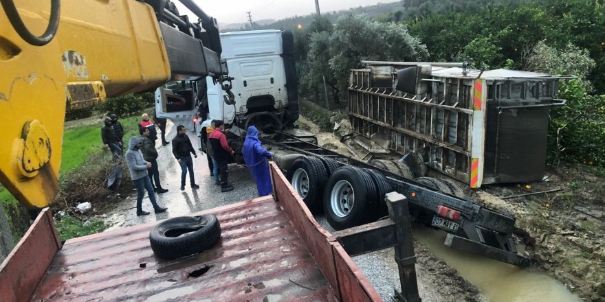 Süt kamyonu kanala devrildi, 7 ton süt döküldü