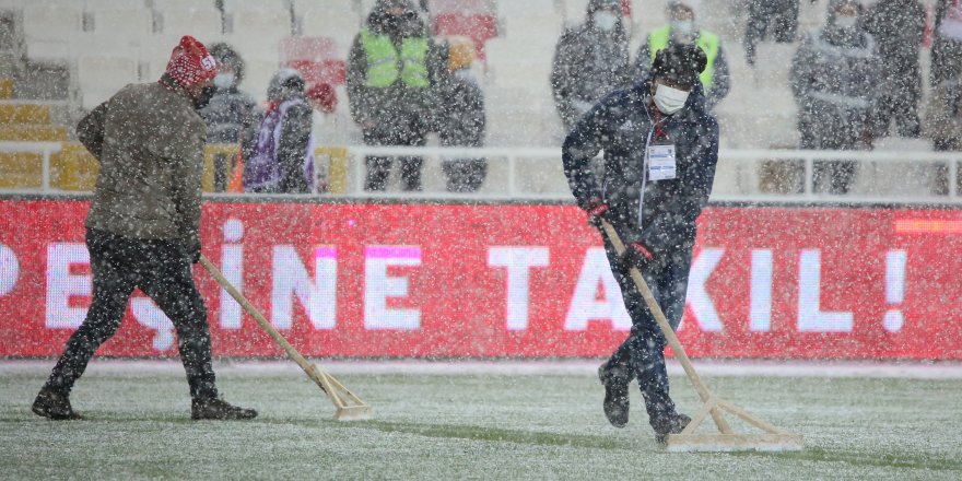 Sivasspor-Trabzonspor maçında yoğun kar yağışı!