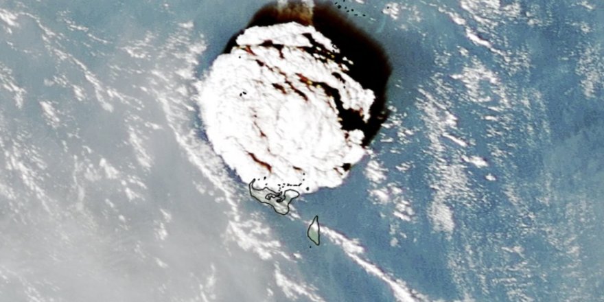 Tonga'daki volkanik patlama uydu görüntülerine yansıdı
