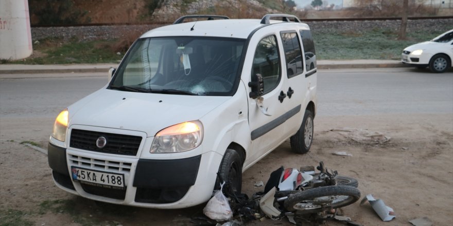 Manisa'da otomobil ile çarpışan motosikletin sürücüsü yaralandı