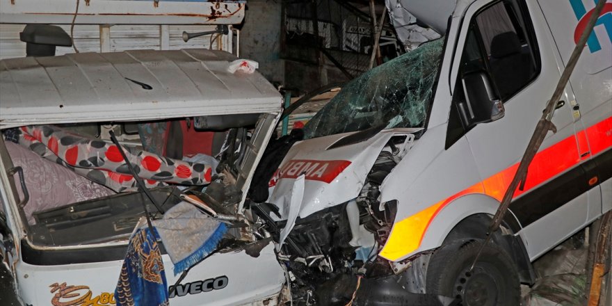 Fethiye'de park halindeki kamyonlara çarpan ambulanstaki 3 sağlık çalışanı yaralandı