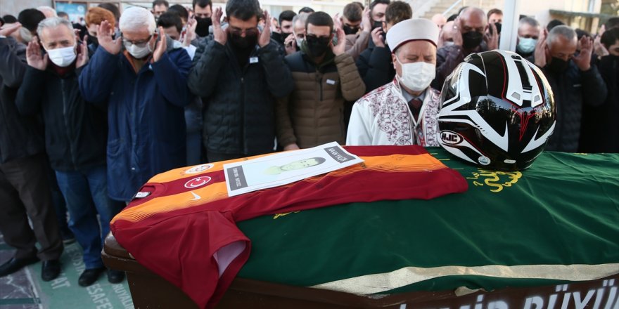 İzmir'de apartmanda çıkan yangında ölen gencin cenazesi toprağa verildi