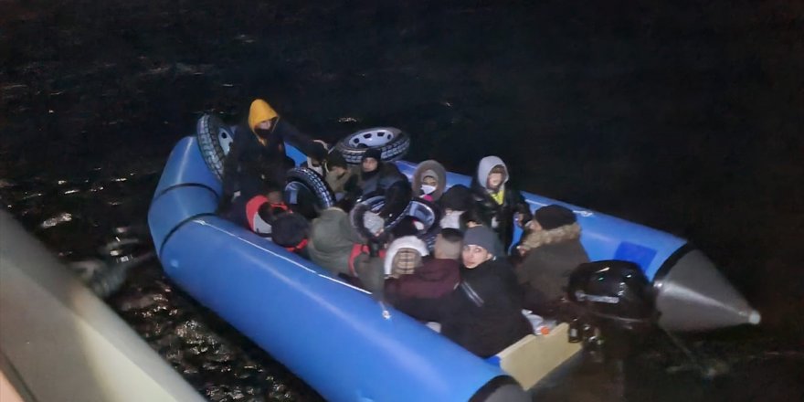 Muğla'da lastik bottaki 20 düzensiz göçmen kurtarıldı