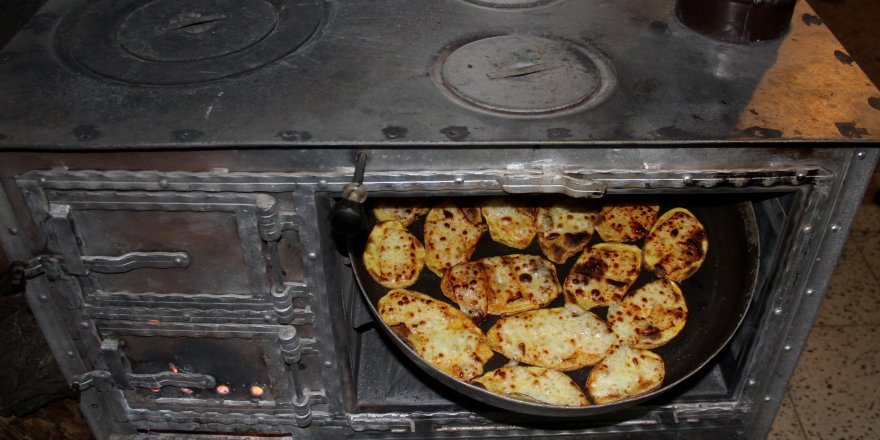 Erzincan’da soğuk kış gecelerinin vazgeçilmez lezzeti kaşarlı patates