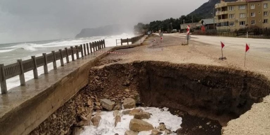 Dev dalgalar, Karadeniz Sahil Yolu’nun yarısını götürdü