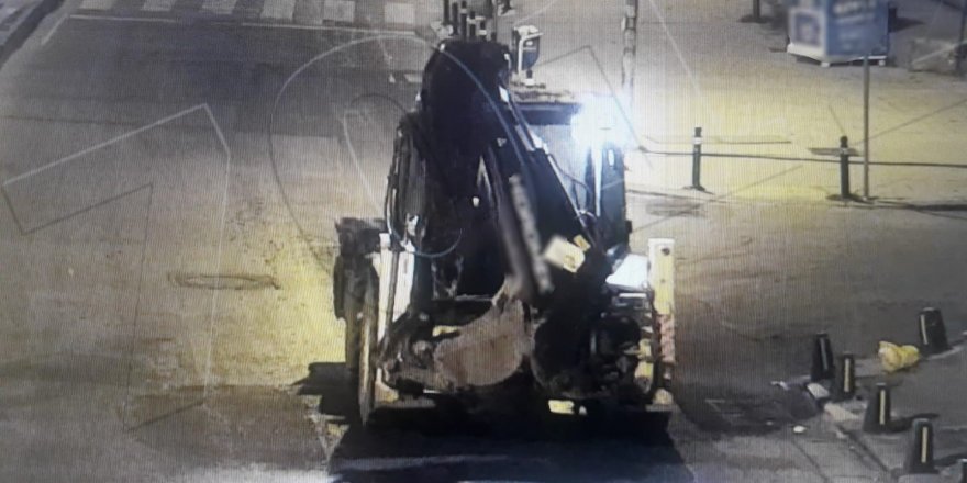 Maltepe'de iş makinesiyle 50 bin lira tutarında yer altı kablosu çalan hırsızlar yakalandı