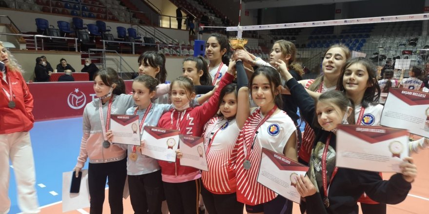 Dikili Cumhuriyet Ortaokulu küçük kızlar voleybol liginde İzmir şampiyonu