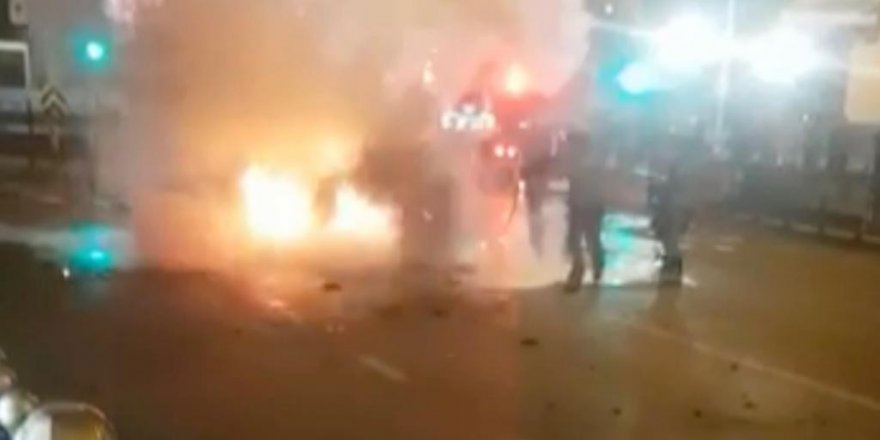 Beşiktaş Meydan’da otomobil alev alev yandı