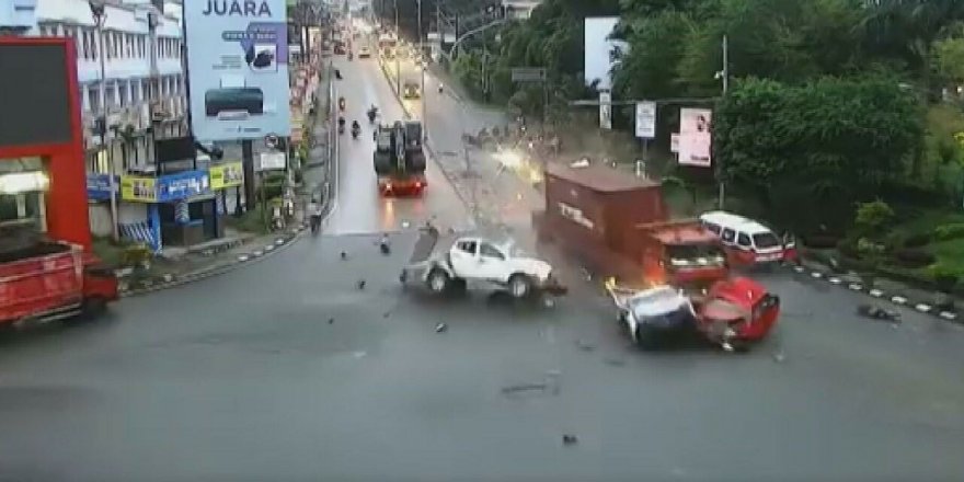 Endonezya'da freni boşalan kamyon kırmızı ışıkta bekleyen araçlara çarptı: 4 ölü, 22 yaralı