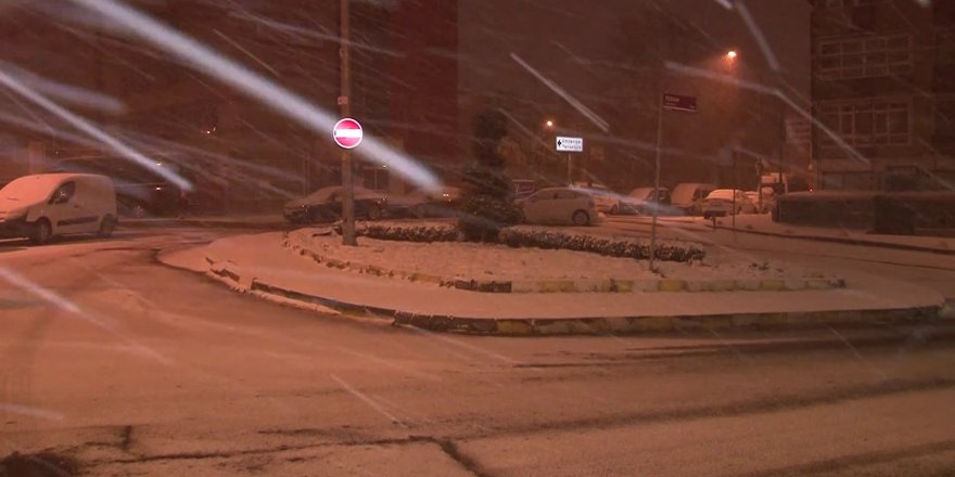 İstanbul Anadolu yakasında gece saatlerinde kar yağışı etkili oldu
