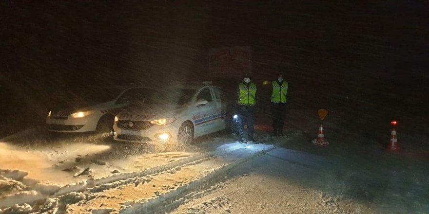 Aksaray’da şiddetli kar ve tipi tüm yolları kapattı