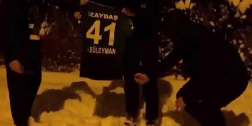 Ezeli rakibe transfer olan futbolcunun formasını yaktılar