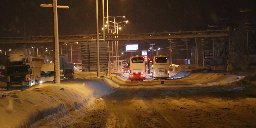 Ulaşıma açılan D-100’e, TEM'deki araçlar akın etti