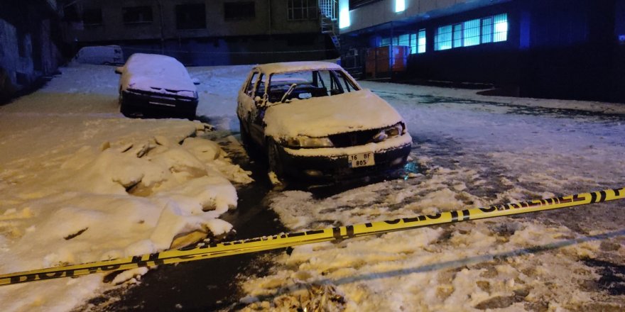 Gaziosmanpaşa’da yıllardır park halinde olan otomobil yandı, içerisinden erkek cesedi çıktı