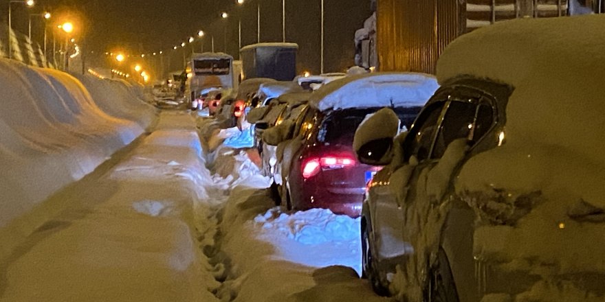 TEM Otoyolu Bolu Dağı geçişinde yol 8 saattir ulaşıma kapalı, kontak kapatan araçlar beyaza büründü