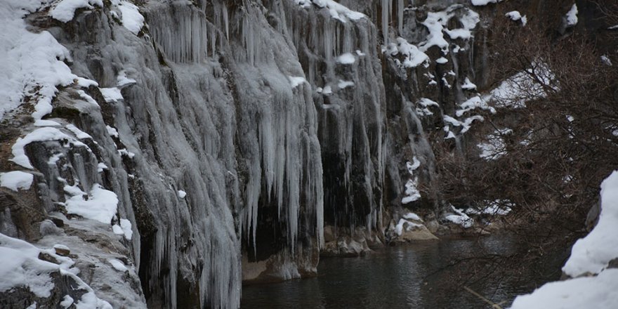 Eksi 20 dereceyi gören Şırnak’ta dev buz sarkıtları oluştu