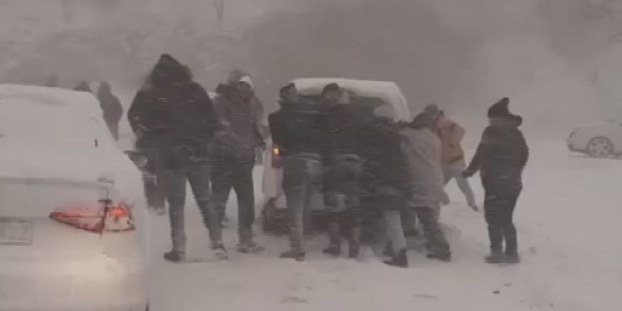 İzmir’de ulaşıma kar engeli: Onlarca vatandaş araçlarında mahsur kaldı